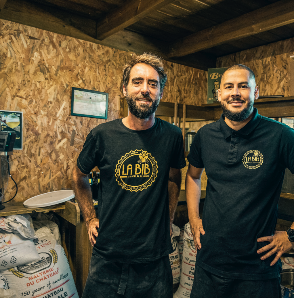 deux membres de l'association Bib dans leur atelier de brassage de bière artisanale
