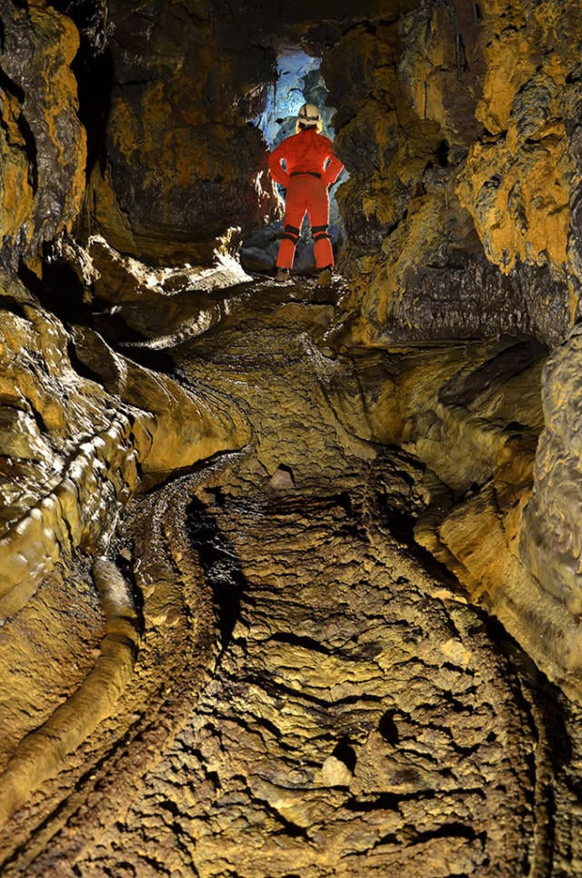 Photo d'une visite dans les tunnels de lave
